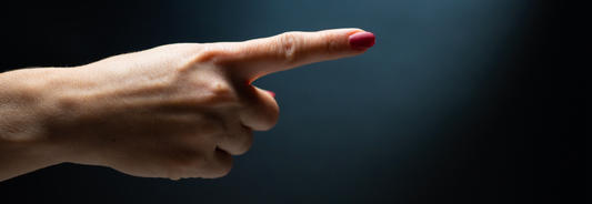 Die Biomechanik der Fingerstreckung: Welche Muskelgruppen beim Loslassen arbeiten und warum Timing entscheidend ist